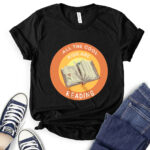 all the cool kids are reading t shirt black